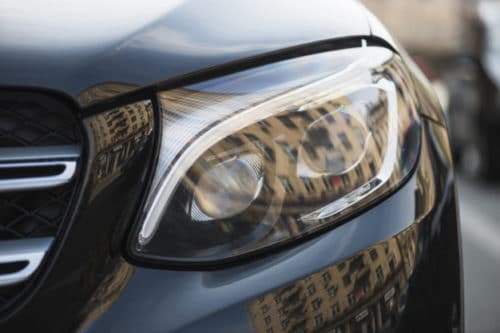 faros-estilo-auto-oscuro-calle_23-2147963057
