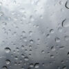 gota-lluvia-cayendo-sobre-cristal-ventana-coche_29531-350