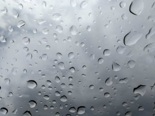 gota-lluvia-cayendo-sobre-cristal-ventana-coche_29531-350