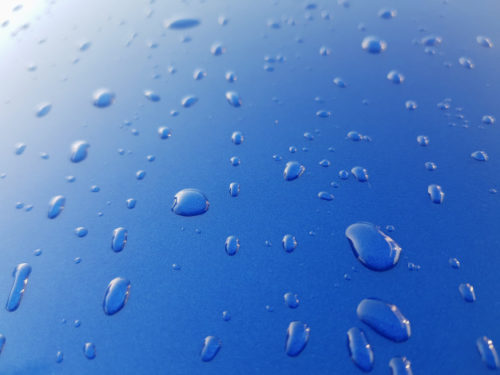 gotas-agua-lluvia-sobre-metal-azul_151013-203