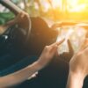 pareja-usando-gps-tablet-compter-navegar-coche-vacaciones_152404-10710