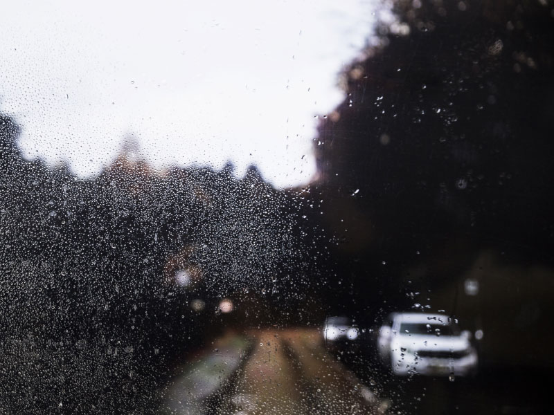 reducir deslumbramiento en los cristales cuando llueve